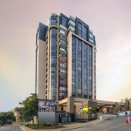 Апартаменты Luxury @ Sandton Skye Йоханнесбург Экстерьер фото